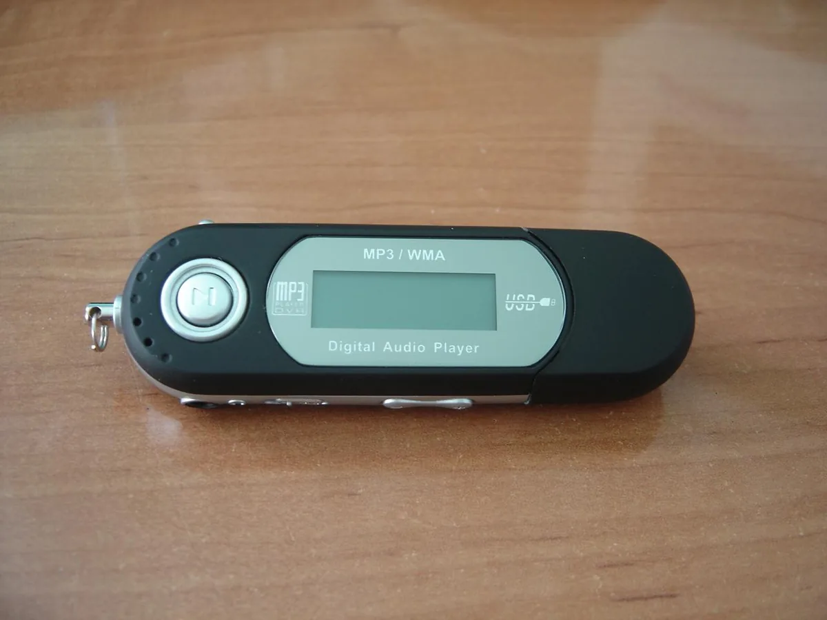 长条形 MP3 播放器，屏幕显示 MP3/WMA 字样