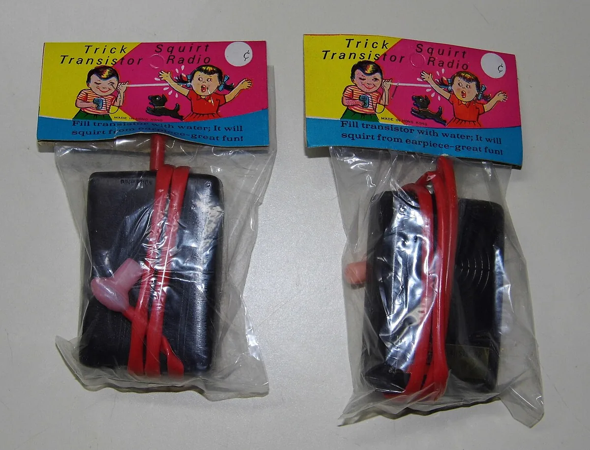 带纸板包装的老式塑料水枪